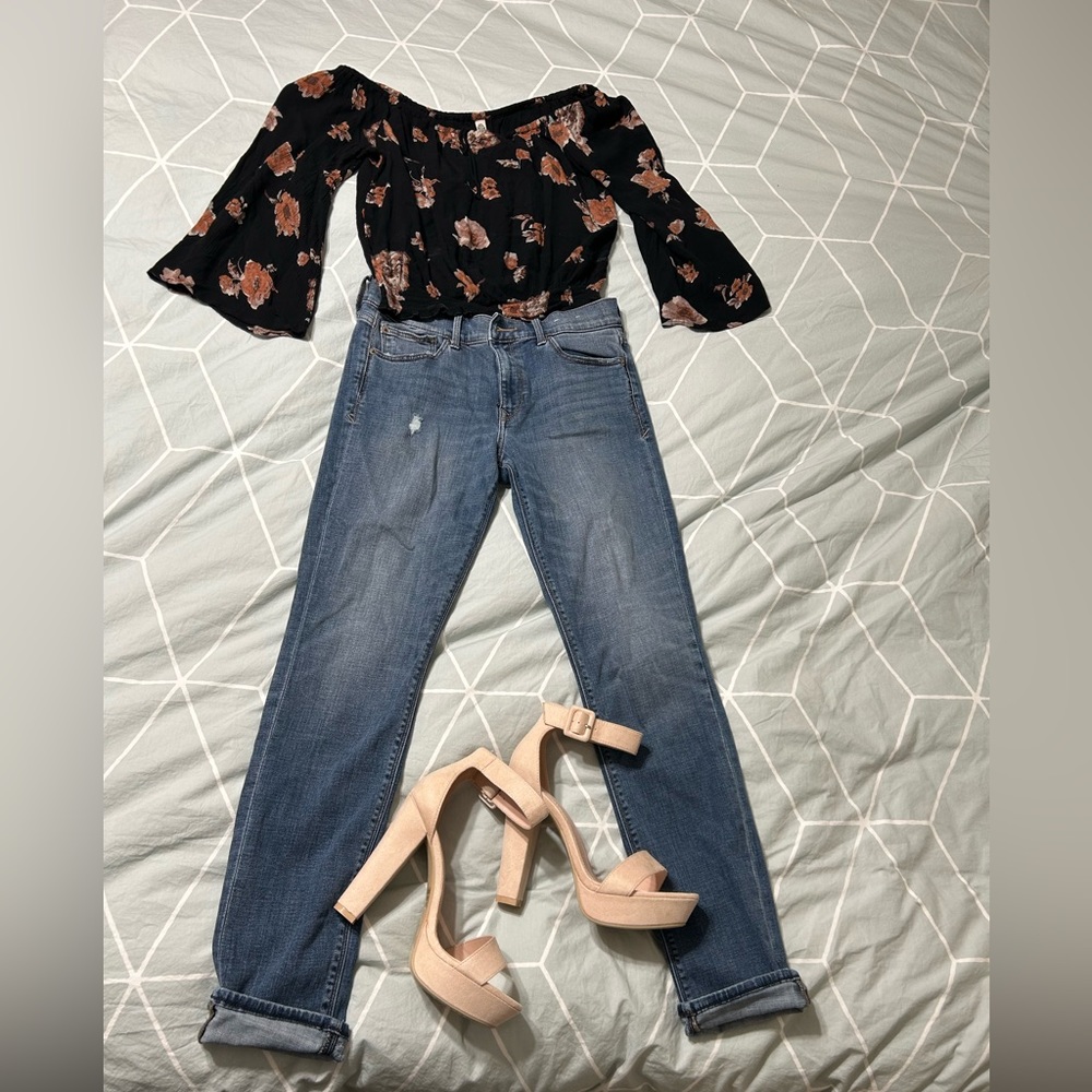 6R Express super skinny mid rise. Medium wash light distressing.